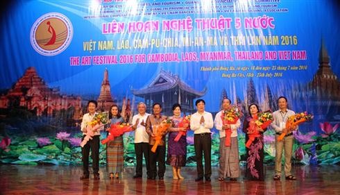 Regional art festival opens - ảnh 1